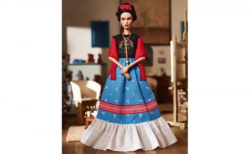 La muñeca de Mattel con la imagen de la pintora luce indumentaria mexicana, ojos más claros, labios rojos y poco vello facial. Foto: AP, archivo