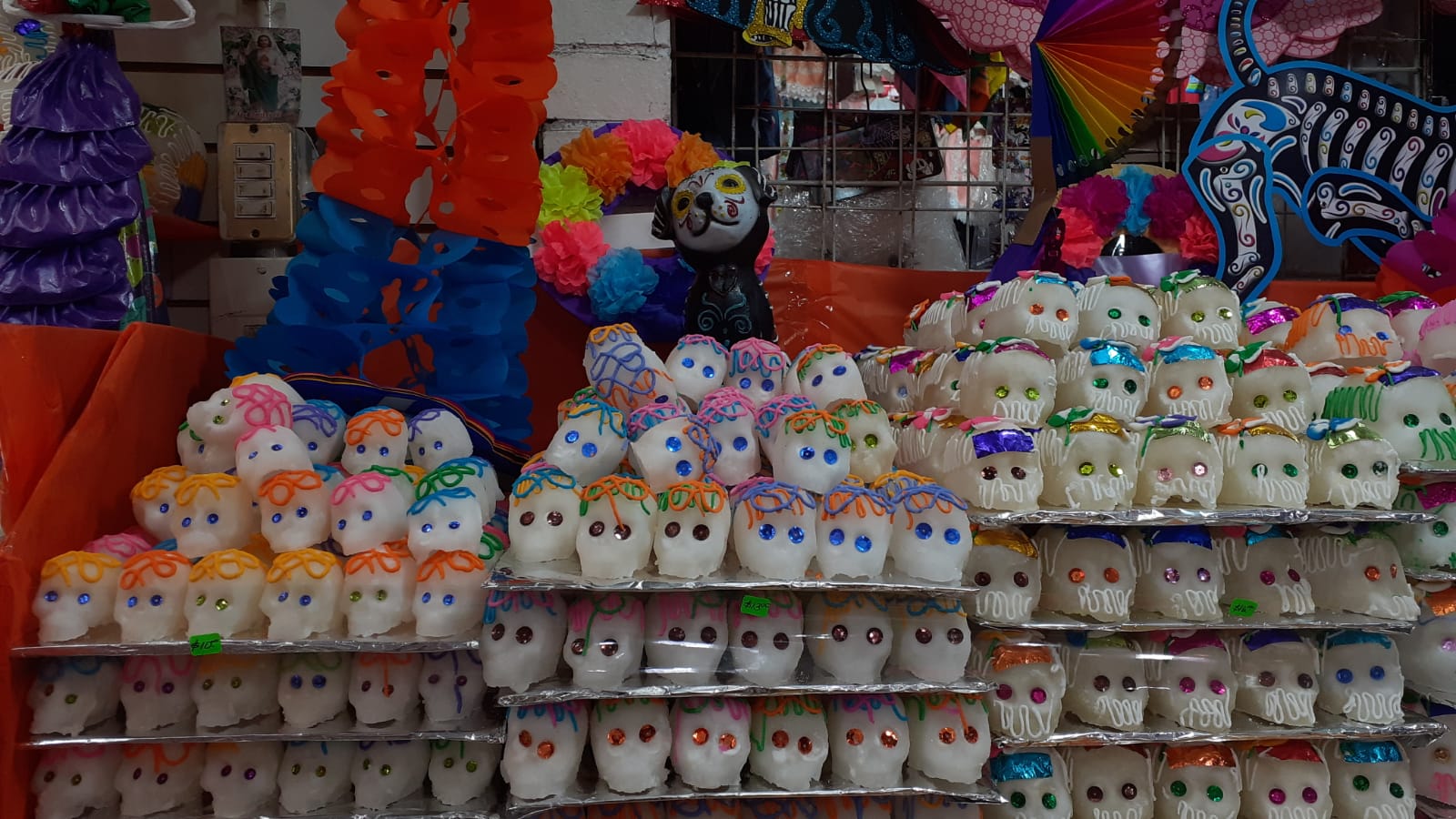 Productos de Día de Muertos en el Mercado República