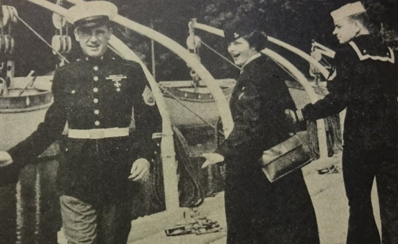 Foto de "novia distraída" se adelantó 65 años a un meme