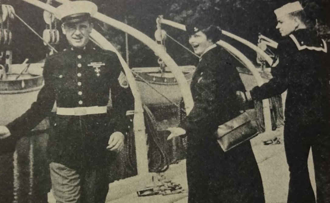 Esta foto, que aparece en una revista militar de 1950, es sorprendentemente semejante al meme del "novio distraído". Foto: Leatherneck