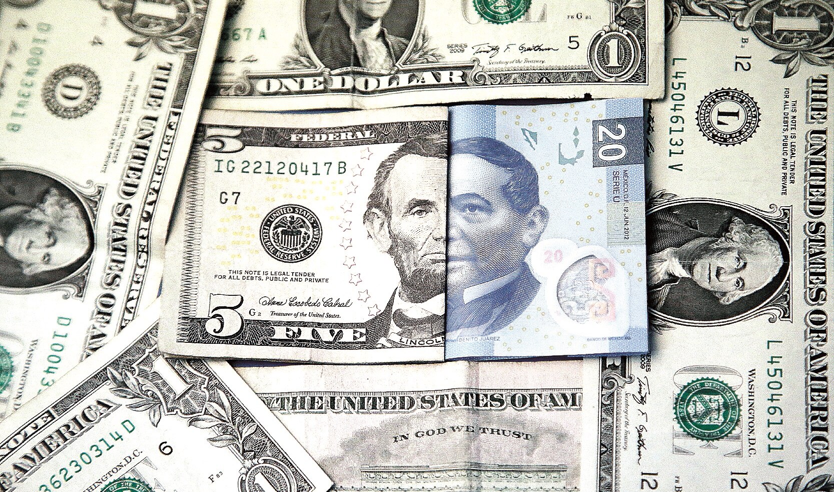 El dólar alcanza un máximo y se vende en 24.89 pesos