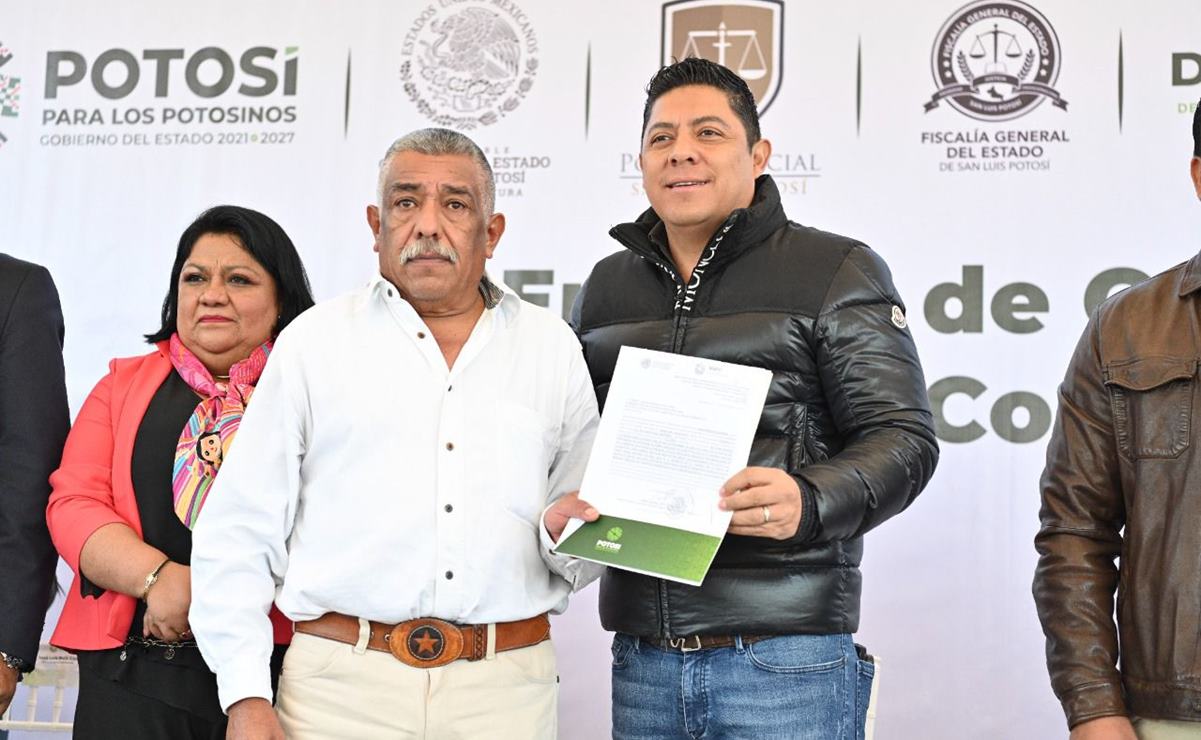 Entrega Ricardo Gallardo carta de liberación anticipada a 40 presos de San Luis Potosí. Foto: Especial