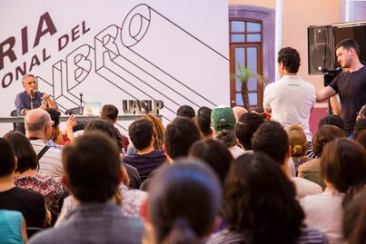 'Trino' abarrota edificio de la UASLP en su presentación