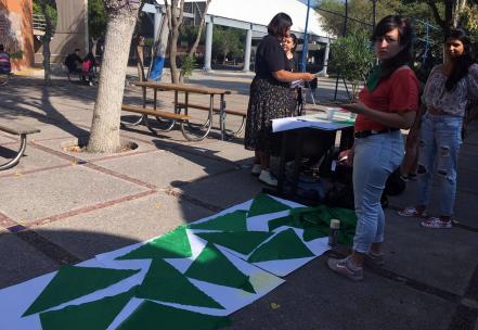 Feministas universitarias instalan tendedero del aborto en Zona Oriente de UASLP