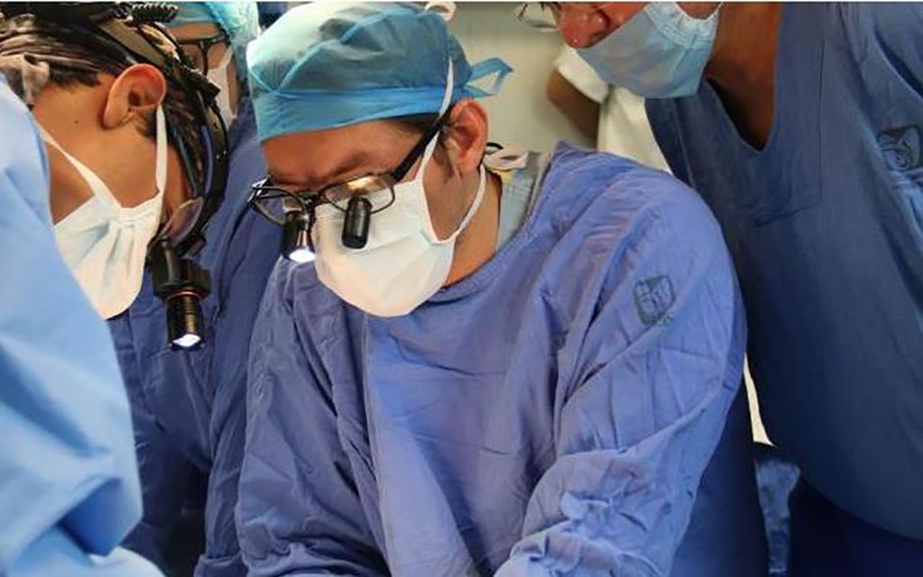 Médicos del IMSS reimplantan brazo a niño de 6 años en Nuevo León