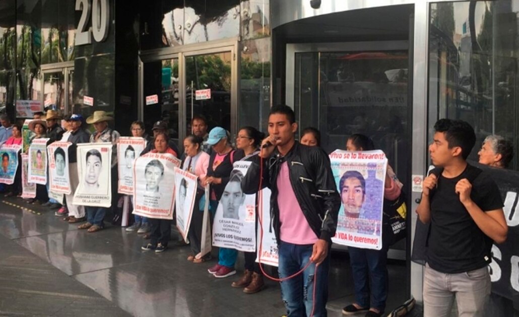 Familiares de los 43 de Ayotzinapa exigen nombrar a fiscal para el caso