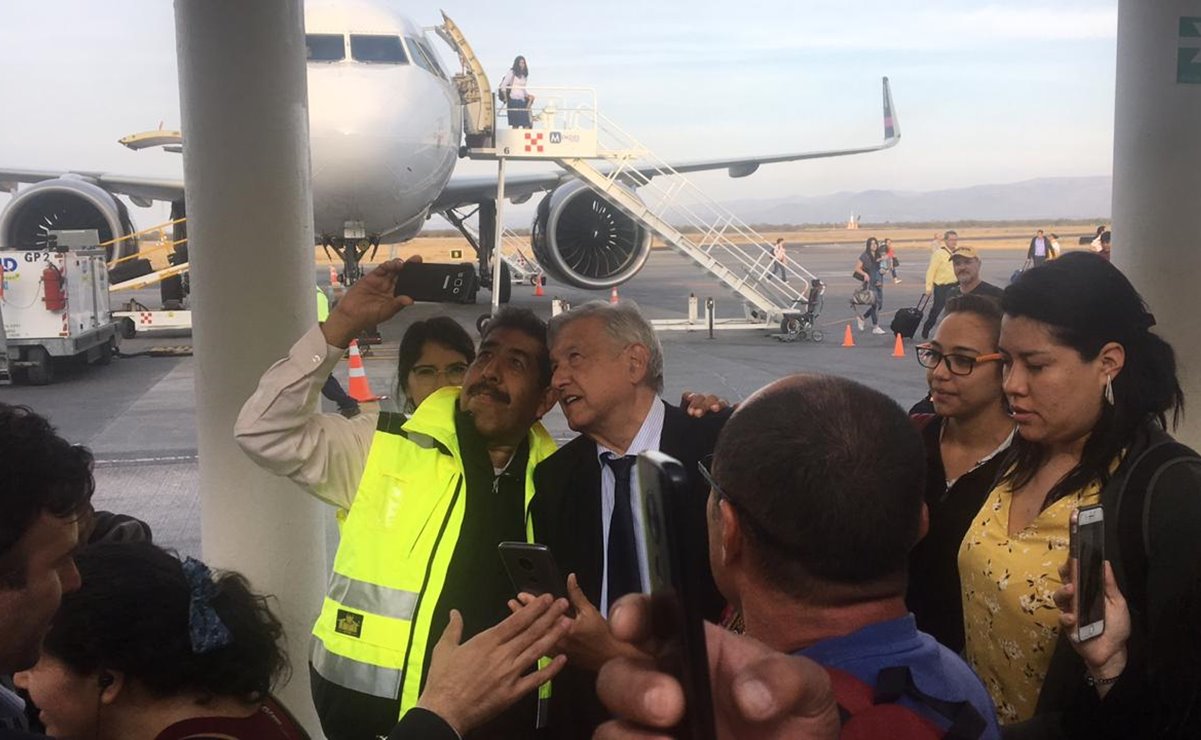 Juan Manuel Carreras recibe a AMLO en aeropuerto de San Luis Potosí