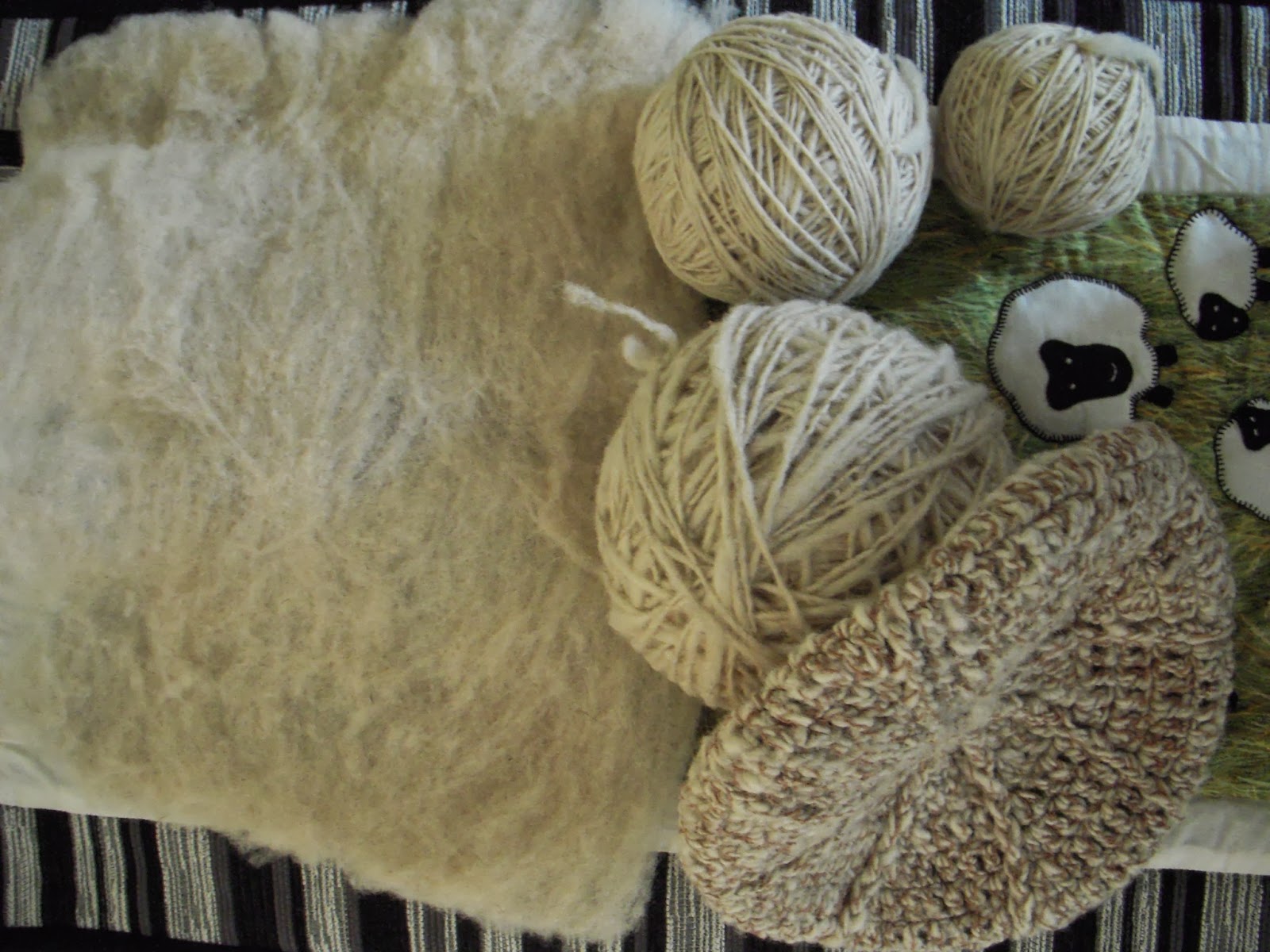 Estudiantes elaboran cojines de lana de borrego