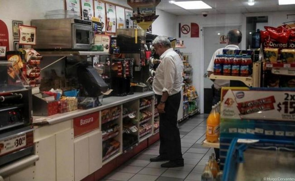 Captan al presidente López Obrador comprando café en un OXXO