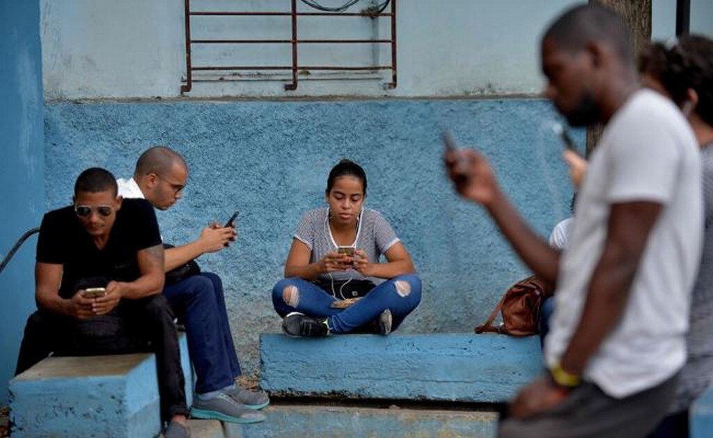 Con tarifas altas, inicia en Cuba servicio de internet para celulares