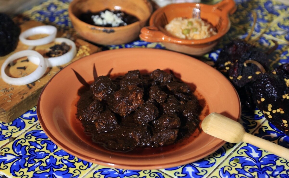 Asado de boda: receta mestiza de San Luis Potosí con chile ancho, carne y sabores únicos. Tradición viva en fiestas y reuniones. Foto: Facebook San Luis Potosí Turismo.