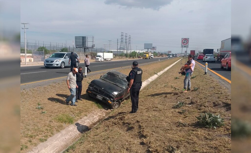 Conductora cae a cuneta en carretera 57