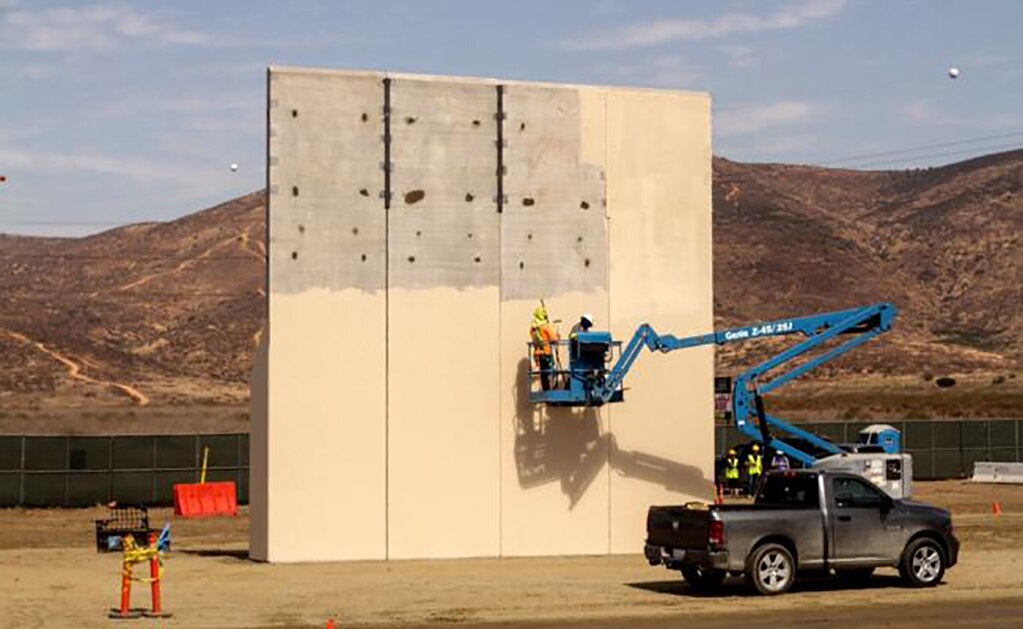 Prevén que Trump visite prototipos del muro con México en marzo