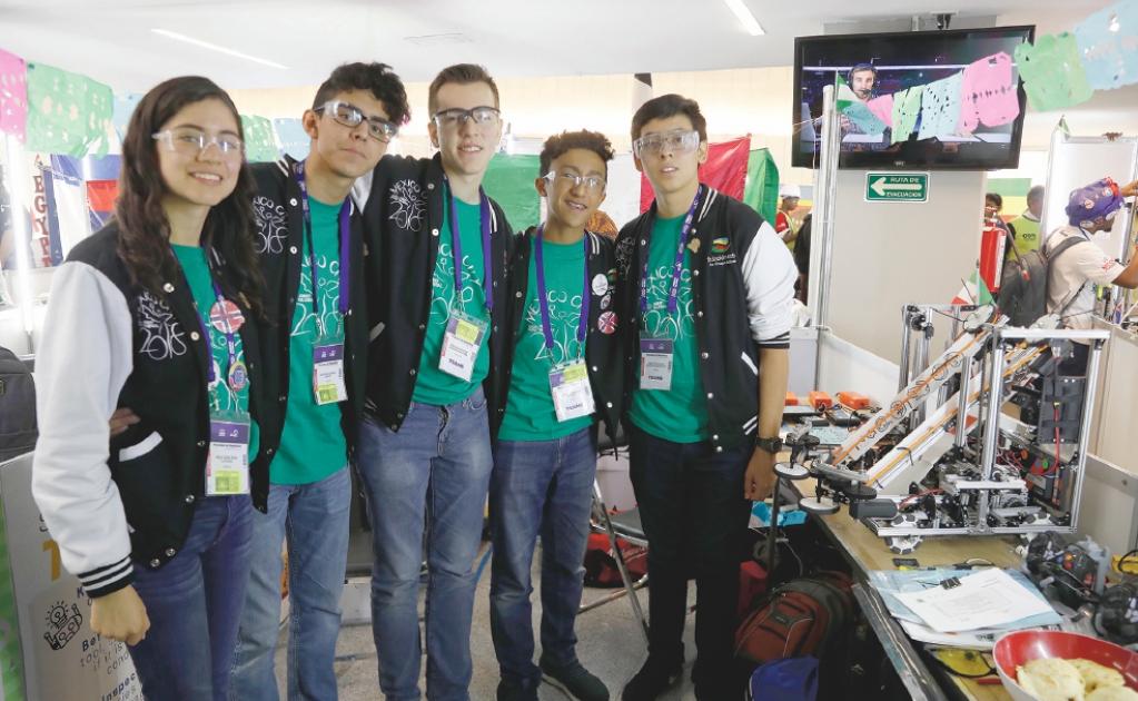 El equipo mexicano obtuvo el lugar 12 en la competencia global del Mundial de Robótica First Global Challenge 2018 de la Ciudad de México. Foto: IRVIN OLIVARES. EL UNIVERSA