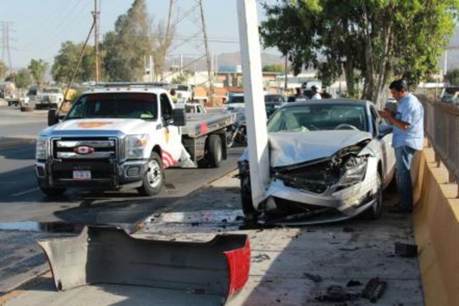 Automovilista se impactó contra luminaria