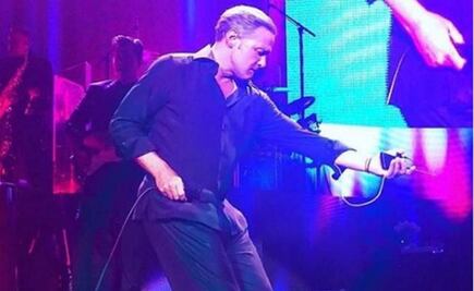 Luis Miguel regala un beso a mujer que sufre caída