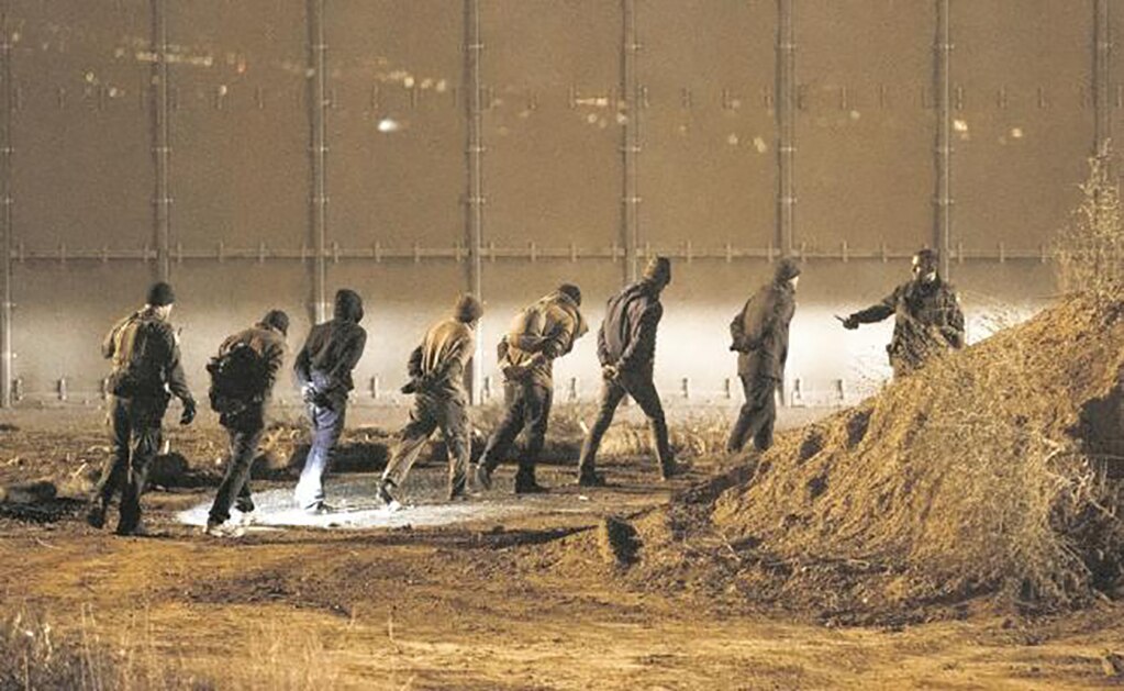 Oficiales de la Patrulla Fronteriza detienen a migrantes indocumentados hondureños que ingresaron ilegalmente a EU en la zona de San Diego. Foto: DANIEL OCHOA DE OLZA. AP