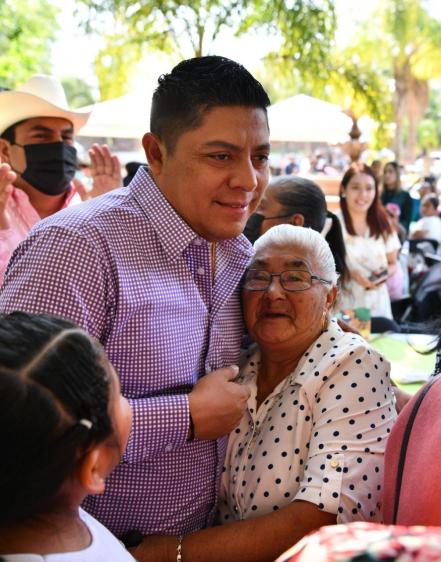 Madres potosinas contribuyen a crecimiento de SLP, dice Gallardo en emotivo homenaje del Día de las Madres