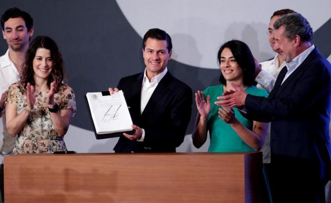 El presidente Enrique Peña Nieto, acompañado por autoridades estatales, financieras y banqueros, al inaugurar la 81 convención del gremio en Acapulco, Guerrero (IVÁN STEPHENS. EL UNIVERSAL)