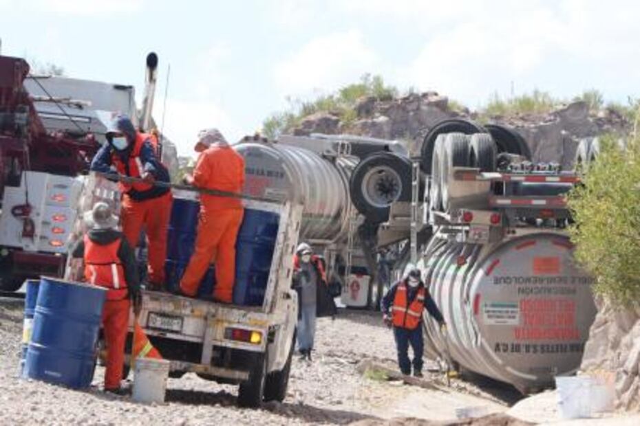 Pipa cargada de diésel vuelca en carretera San Luis-Villa de Arriaga 