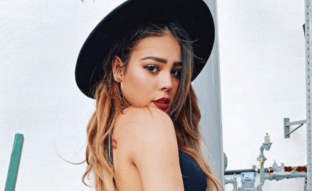 Danna Paola muestra sus piernas con mini short