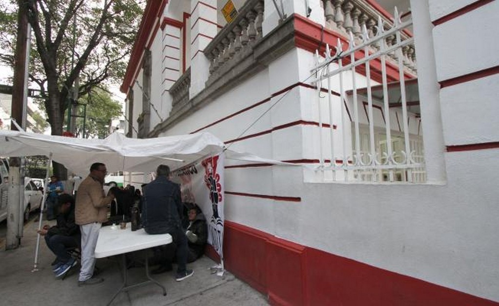  Manifestantes de Cultura pernoctan frente a casa de transición de AMLO