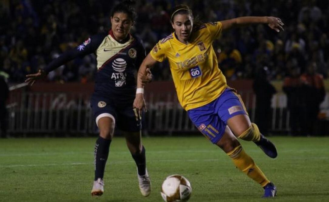 Jugadoras de Tigres y América disputando un balón en la final de la Liga MX Femenil. FOTO/IMAGO7