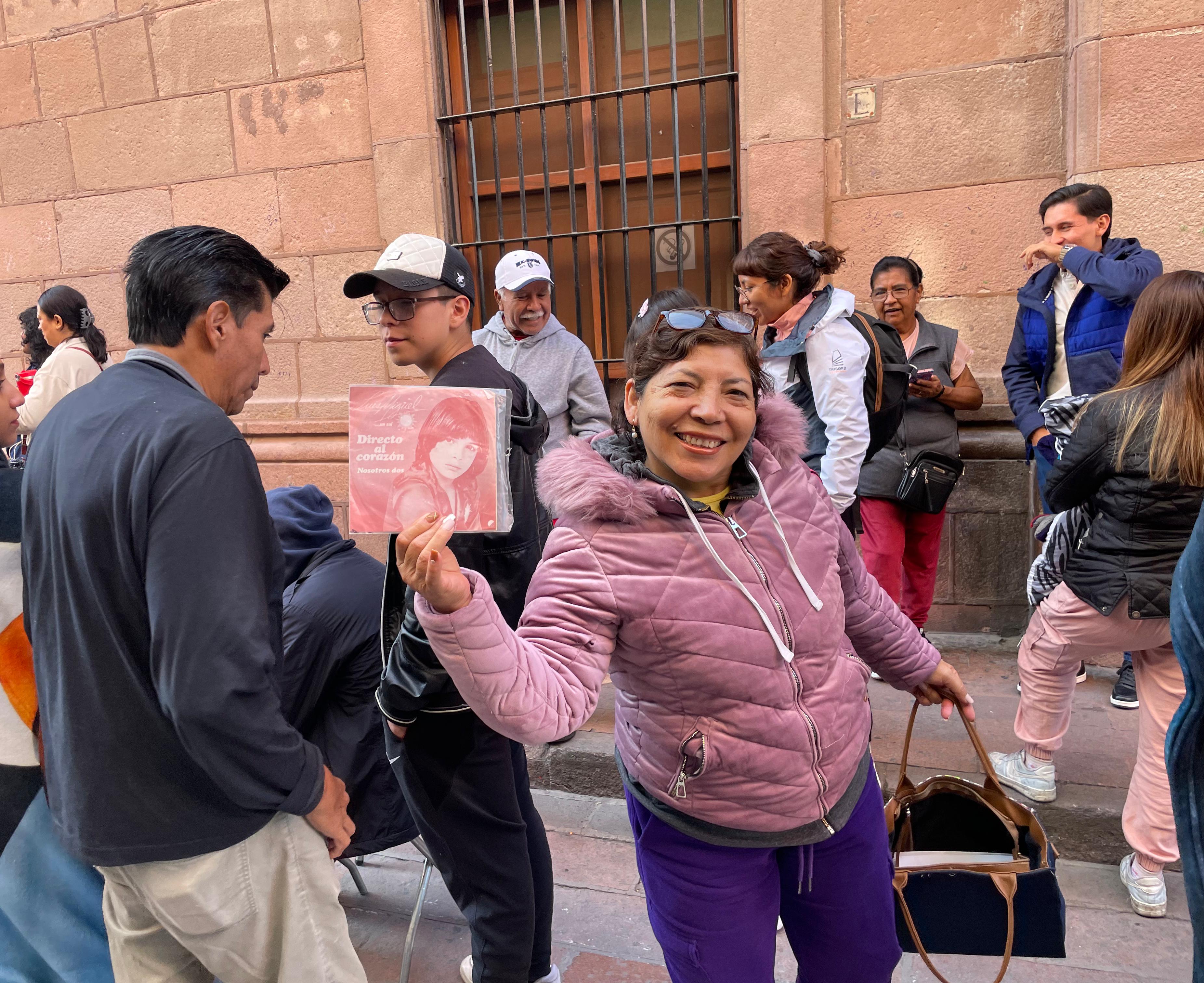 La fiebre por Luis Miguel llega a SLP; miles de fans hacen fila por boletos gratis para su concierto