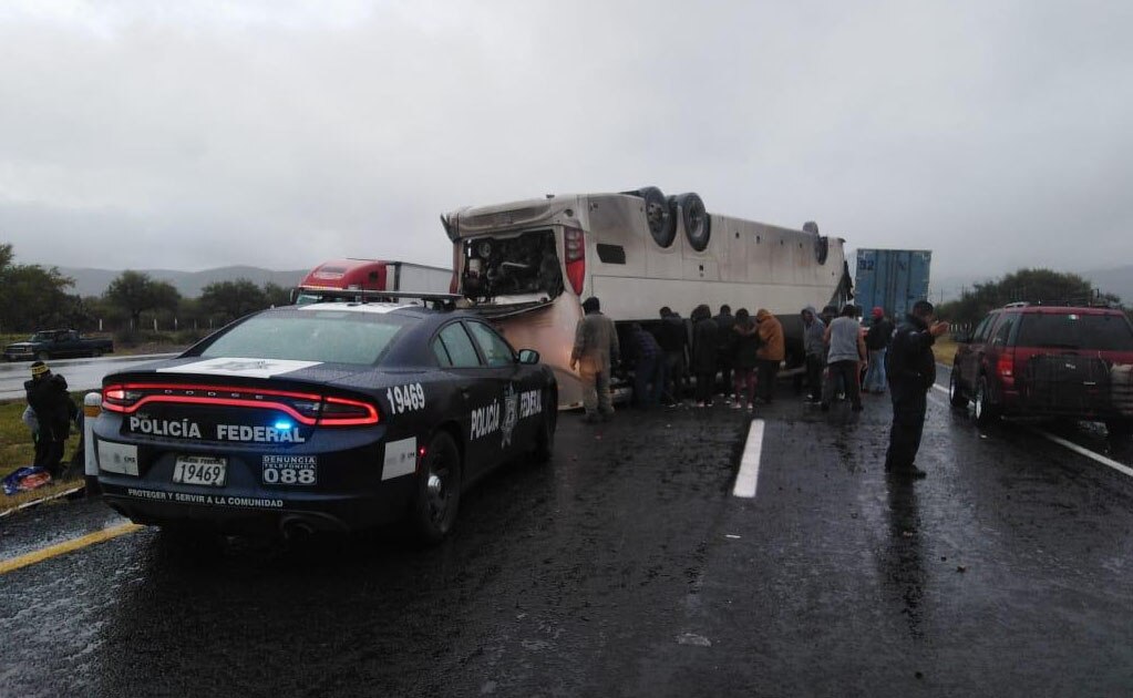 Vuelca autobús en carretera Matehuala