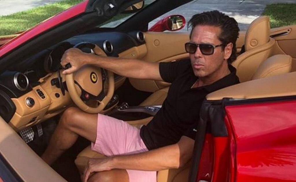 Palazuelos se burló de la referencia que se hizo en la serie de Luismi acerca de que viajó por el mundo gracias al cantante FOTO: INSTAGRAM