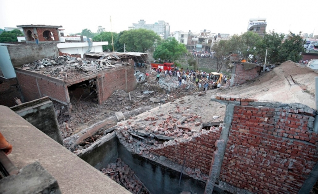 Explosión de fábrica de fuegos artificiales en India deja 20 muertos