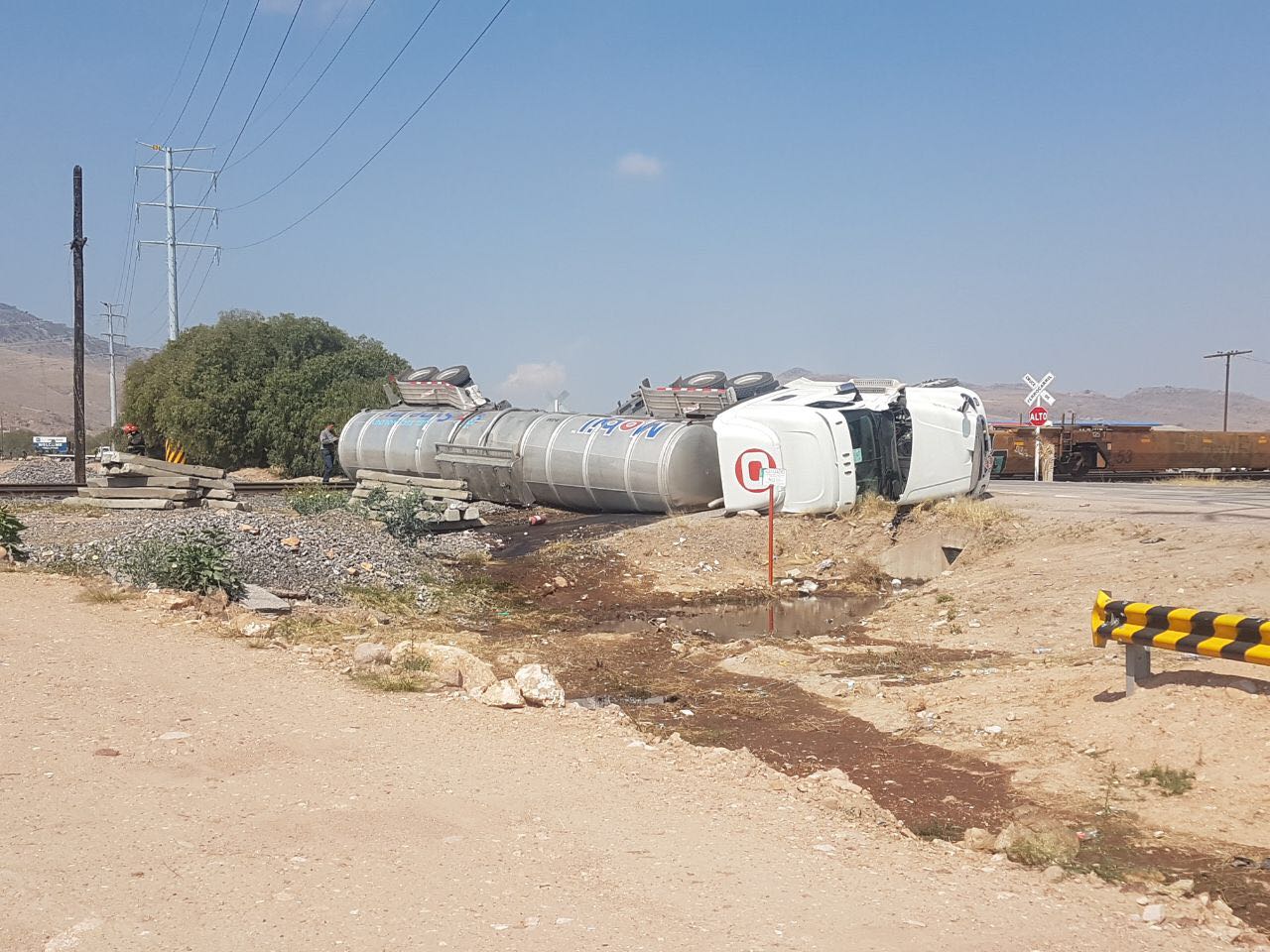 #Crónica Vuelca pipa tras chocar con tren