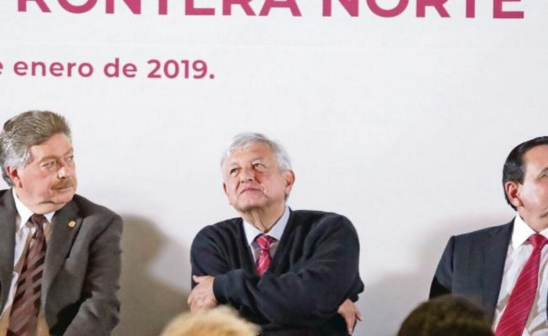 Acompañado por el gobernador de Baja California, Francisco Vega de Lamadrid (izq.), el presidente Andrés Manuel López Obrador puso en marcha en Tijuana el programa de estímulos fiscales Zona Libre de la Frontera Norte. ARIEL OJEDA. EL UNIVERSAL