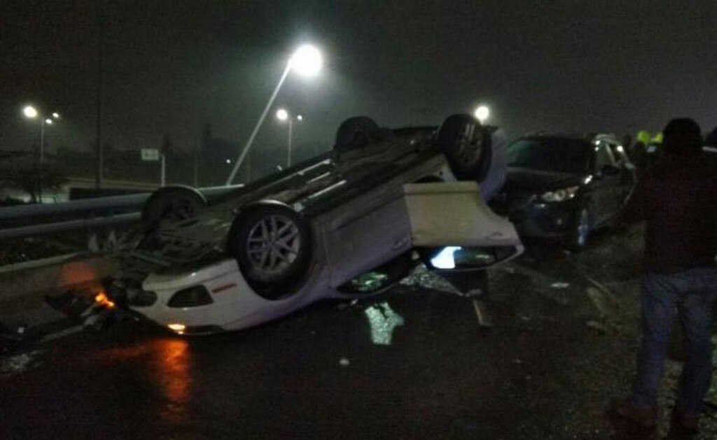 43 vehículos chocan en puente congelado en Coahuila