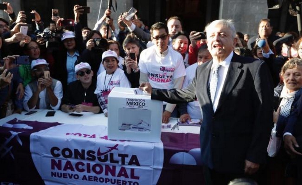 López Obrador cuando votó en la consulta