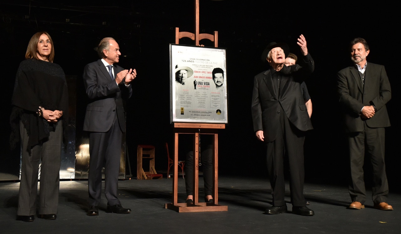 Entregan reconocimiento a Ignacio López Tarso en Teatro de la Paz