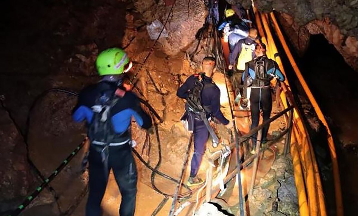 “No se culpen”, dicen padres a niños tailandeses atrapados en cueva