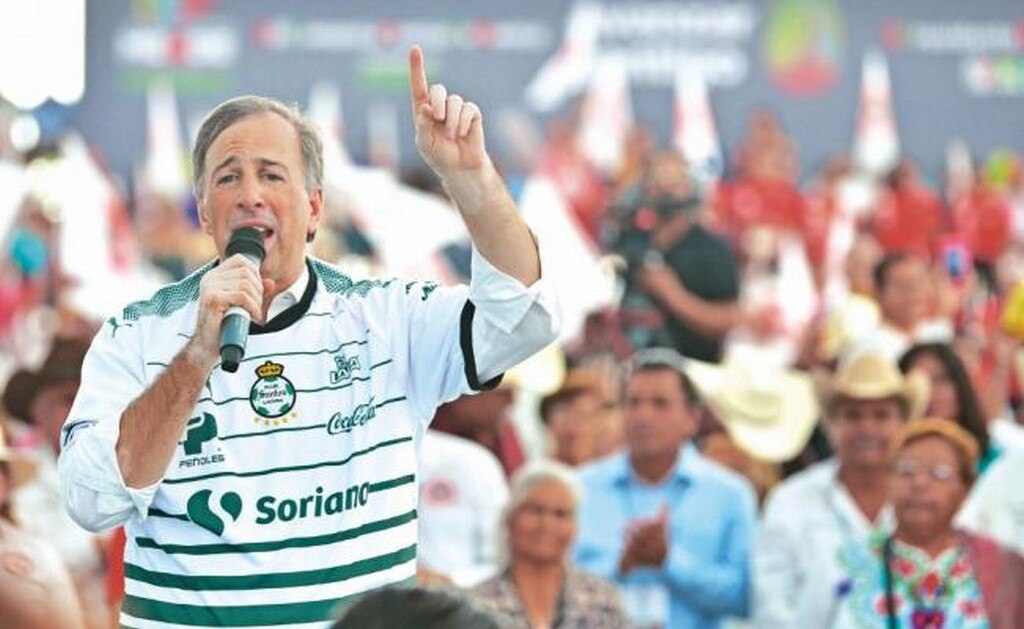 El candidato presidencial de PRI, PVEM y NA, José Antonio Meade, se puso la playera del equipo de futbol Santos Laguna, durante una reunión con miembros de la Confederación Nacional Campesina, en Gómez Palacio, Durango (CUA RTOSCURO)