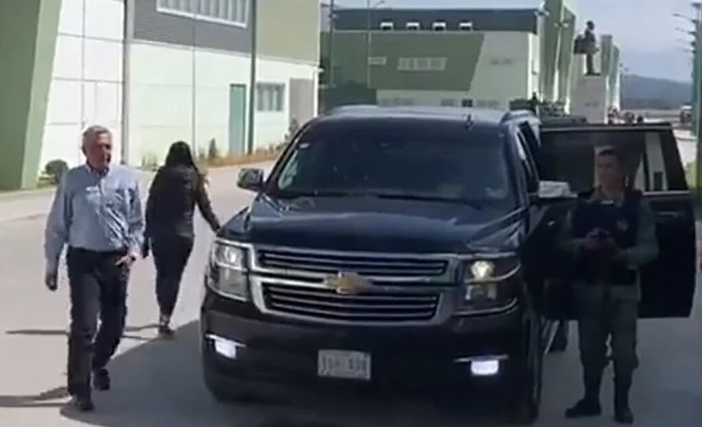 (VIDEO) Genera polémica llegada de López Obrador a bordo de camioneta en Puebla