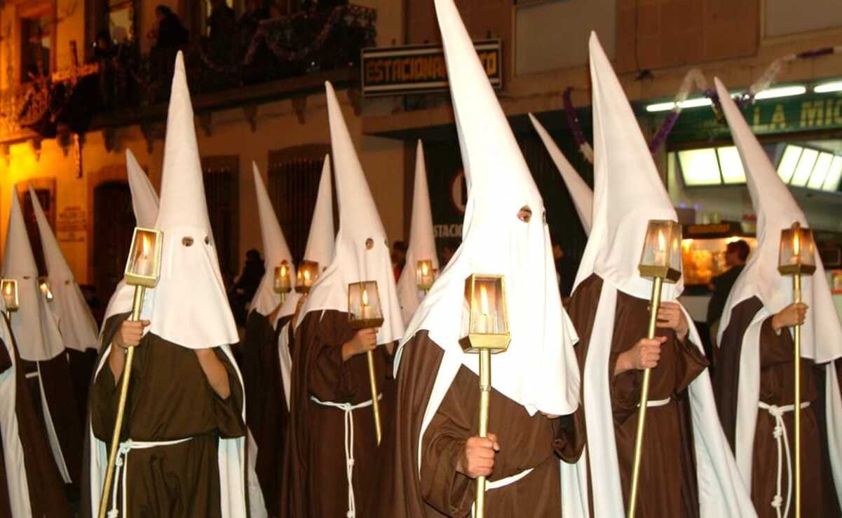 La organización de la Procesión del Silencio puso a la venta más de 5 mil sillas para el público. Foto: Especial