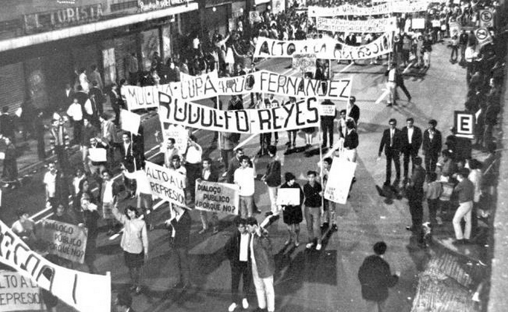 Estudiantes protestan con pancartas durante la Marcha del Silencio, en su pa so por avenida 5 de Mayo, en el Centro Histórico de la ciudad. Foto: ARCHIVO EL UNIVERSAL