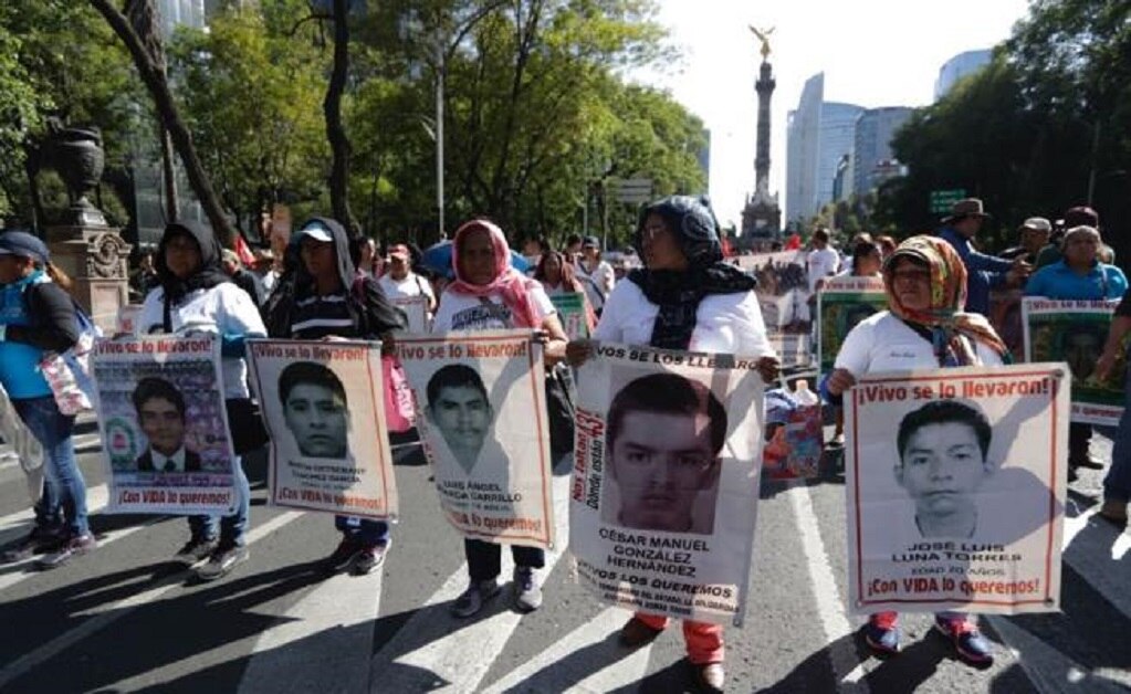 Marchan en Paseo de la Reforma por desaparición de normalistas