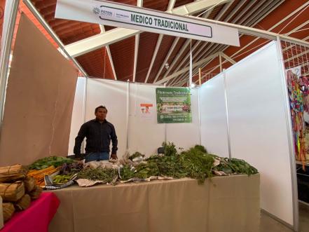 Limpias y remedios. Curanderos de la Huasteca ofrecen medicina ancestral en la Fenapo 