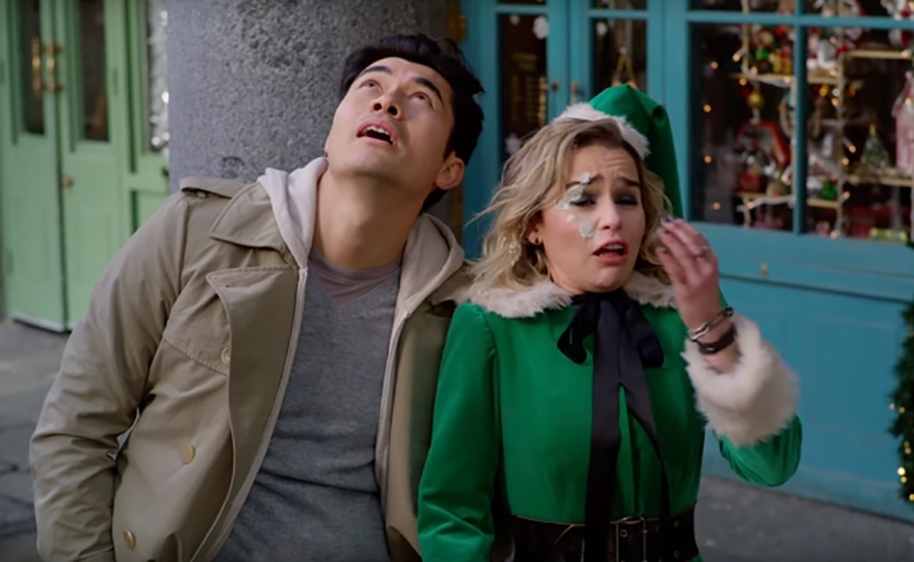 Emilia Clarke se las ve negras en "Last Christmas"