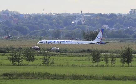 Avión de Rusia realiza aterrizaje de emergencia en un campo de maíz