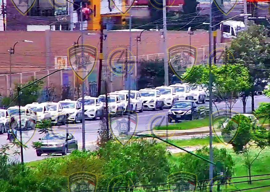 Taxistas desquician el tráfico en la capital de SLP; exigen destitución de titular de la SCT
