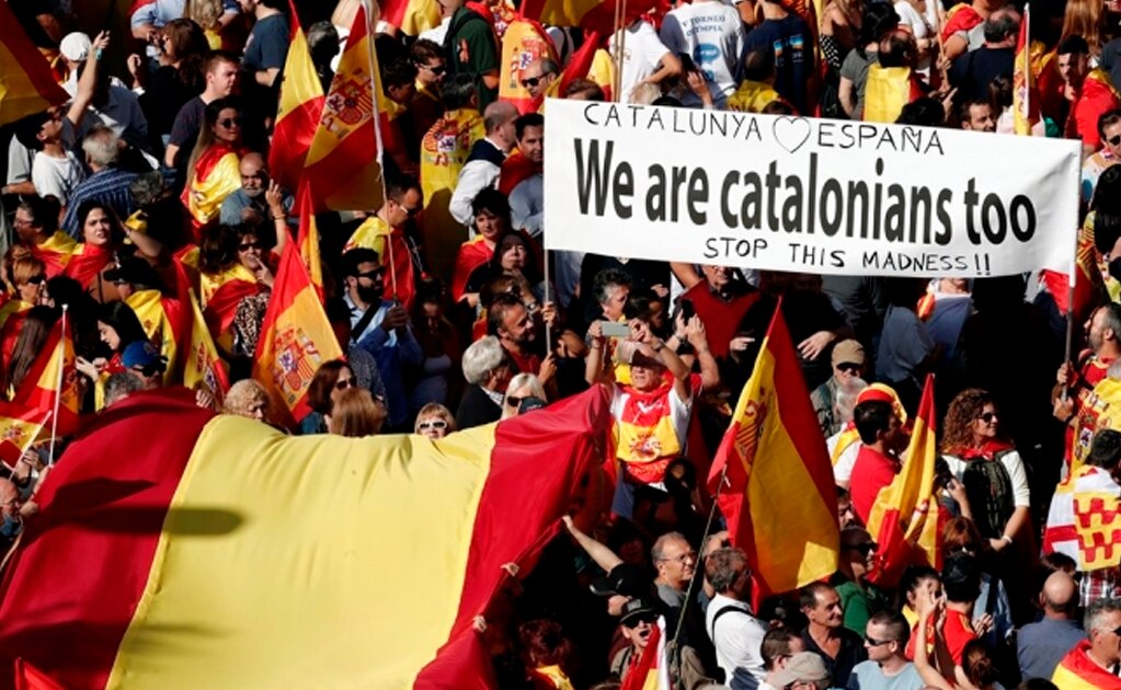 Miles marchan en Barcelona contra el separatismo