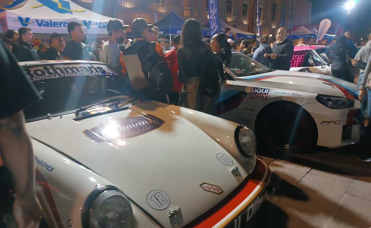 Pilotos de la Carrera Panamericana en la Plaza de los Fundadores en SLP