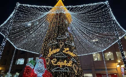 Ayuntamiento de SLP prohíbe fotos comerciales en el árbol de Navidad de Plaza de Armas; hubo diversas quejas