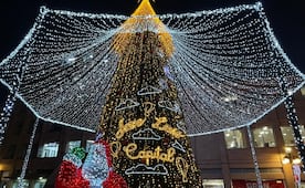 Ayuntamiento de SLP prohíbe fotos comerciales en el árbol de Navidad de Plaza de Armas; hubo diversas quejas